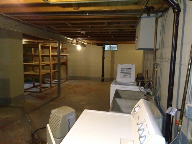 Building Photo - Charming Midvale Heights Ranch