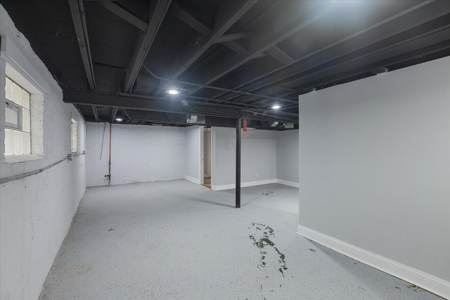 Building Photo - 9107 S Dante Ave