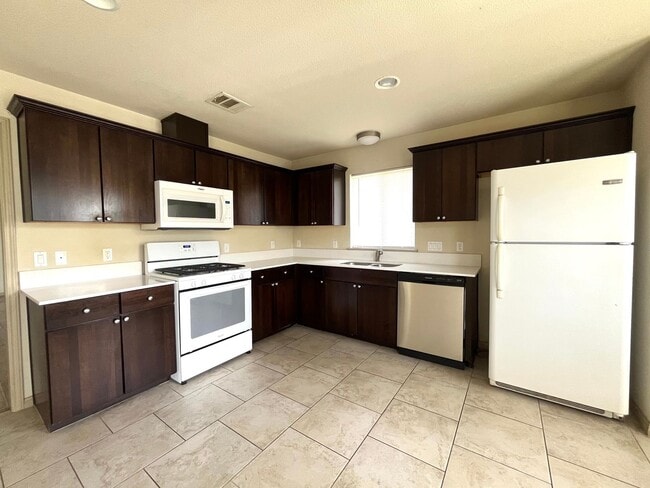 Building Photo - 4 Bed House - North of UT Campus