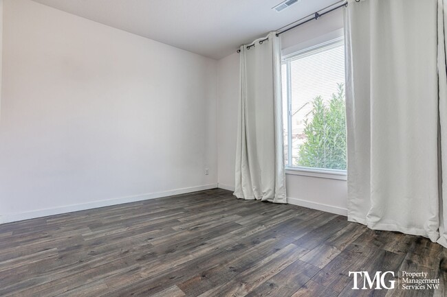 Building Photo - Single level 4 Bedroom 2 Bathroom Home in ...
