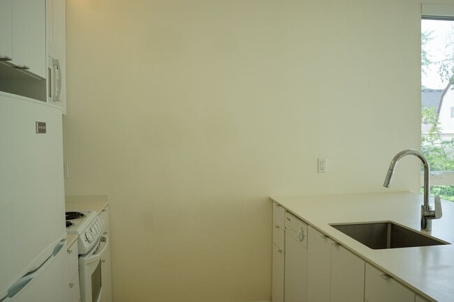 Building Photo - Modern 2nd Floor Corner Studio with D/W & Washer/Dryer!
