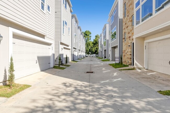 Building Photo - 6725 St Augustine St