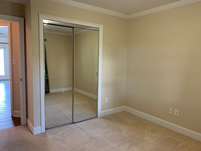 Building Photo - Beautiful Home on Lake Clermont