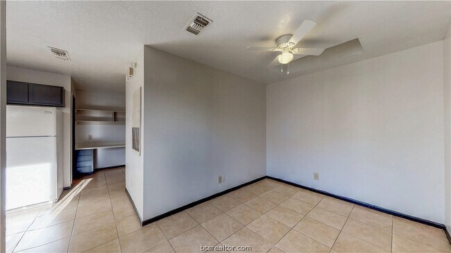 Building Photo - 725 Peppertree Dr