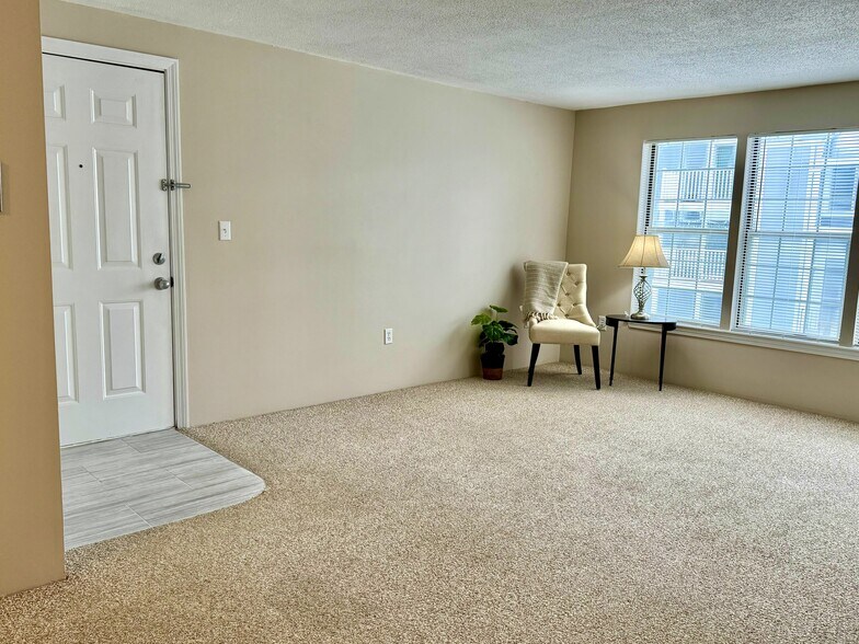 Building Photo - 18 Walden Dr