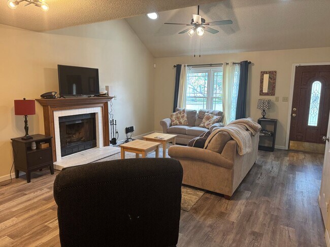 Building Photo - Well Maintained Single-Family Home in FC School District