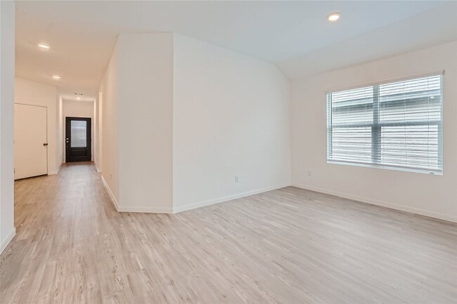Building Photo - 3 bedrooms with 3.5 bathrooms! BONUS ROOM ...