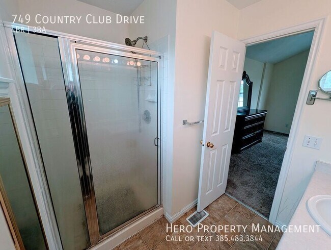 Building Photo - 749 Country Club Dr