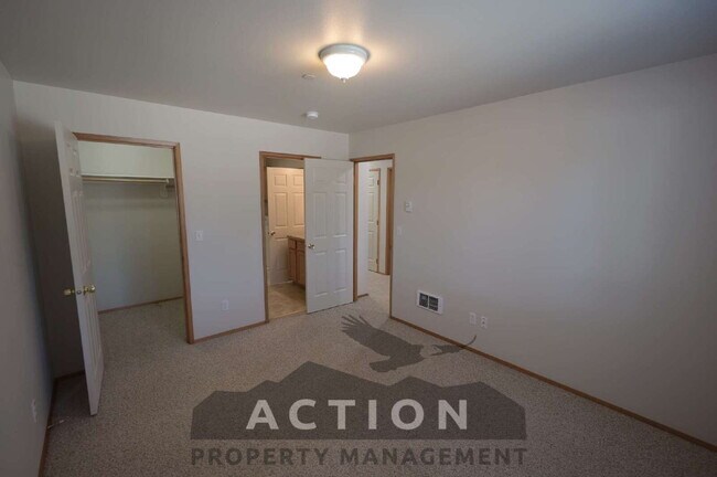 Building Photo - Super clean 2 bed 1 bath apartment in Port...