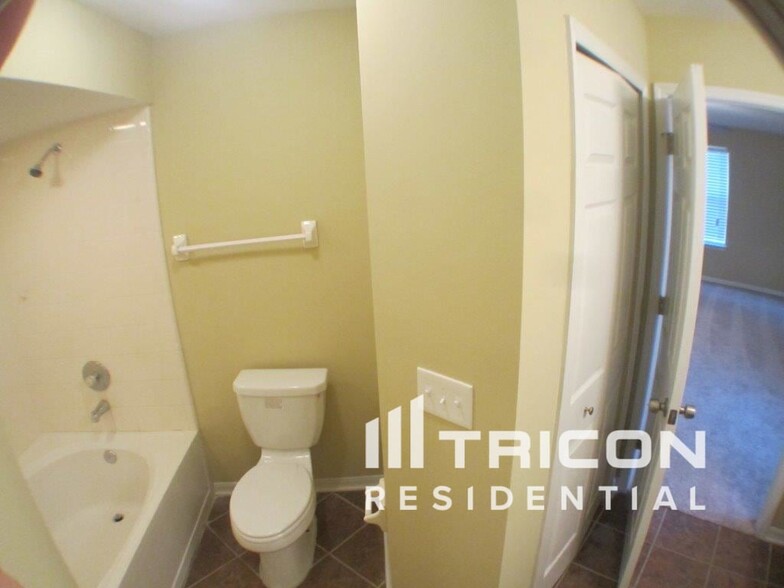 Building Photo - 8465 Country Bend Cir W