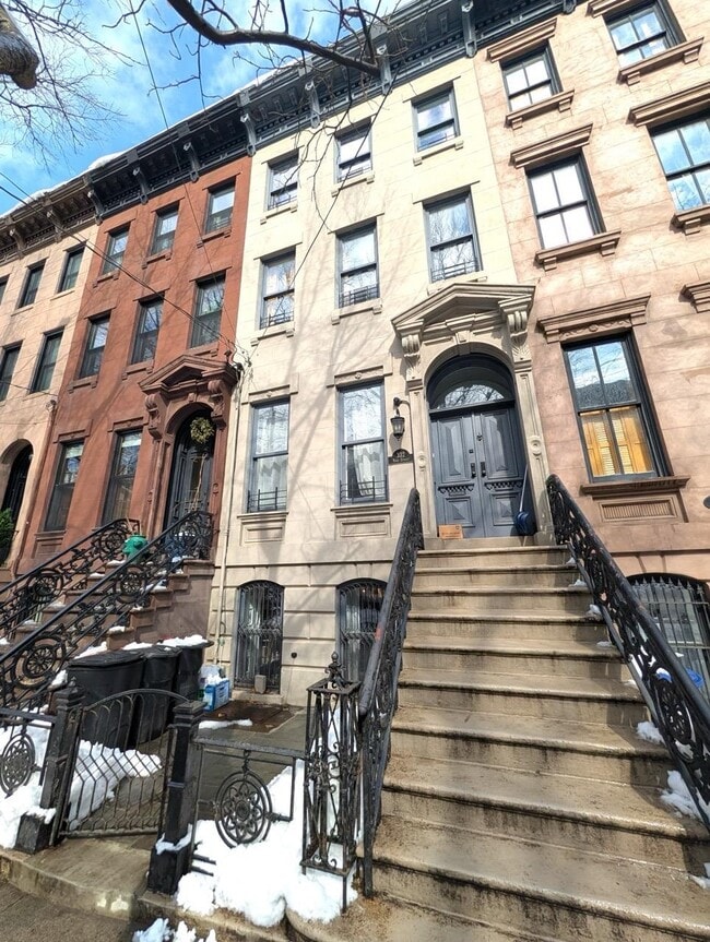 Building Photo - 332 York St