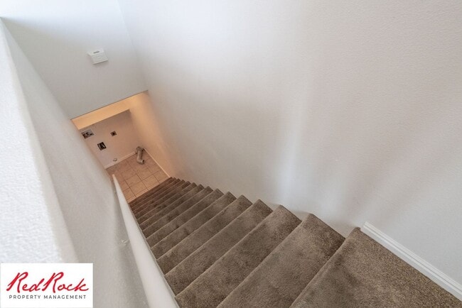 Building Photo - Spacious 3 Bedroom Townhome in Central St....