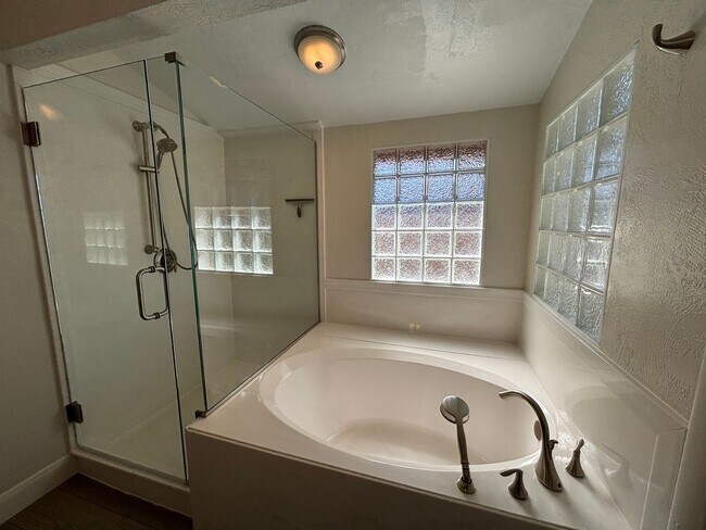 Building Photo - SPACIOUS REMODELED HOME FOR RENT!