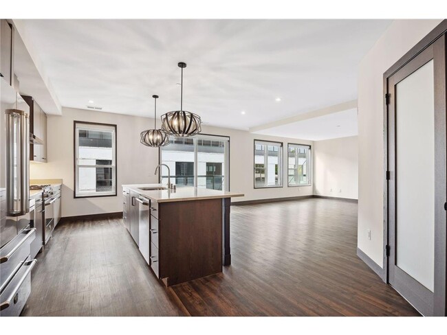 Building Photo - 253 Lake St E