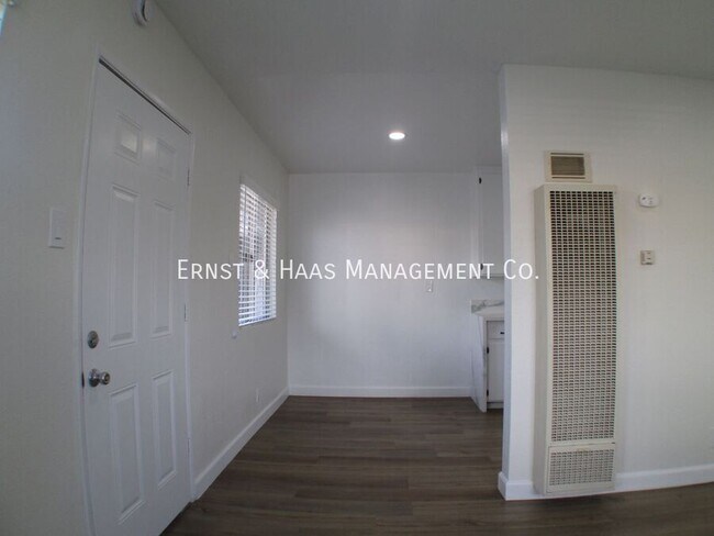 Building Photo - 230 E Hullett St