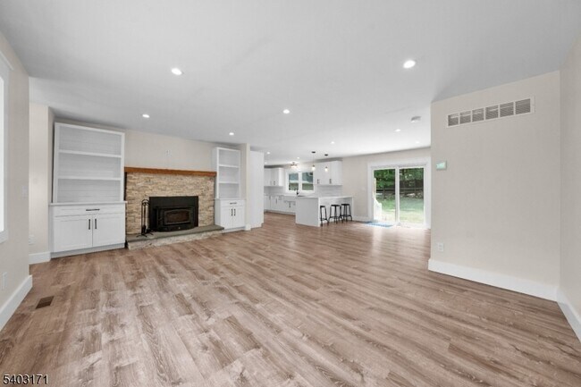 Building Photo - 422 Hollow Rd