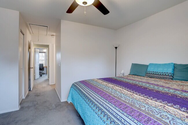 Building Photo - Wonderful 2 Bed 2 Bath Townhouse with Fireplace + Community Pool