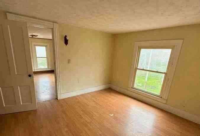 Building Photo - 327 4th Ave