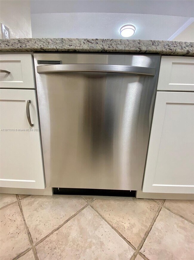 Building Photo - 8881 Fontainebleau Blvd