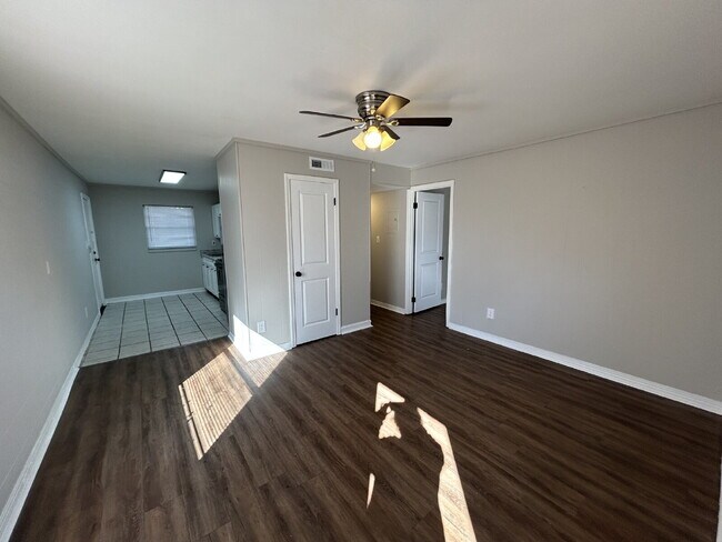 Building Photo - 2150 Saxon St