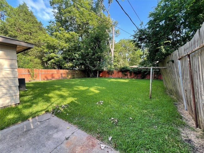 Building Photo - 1417 W Talmage St