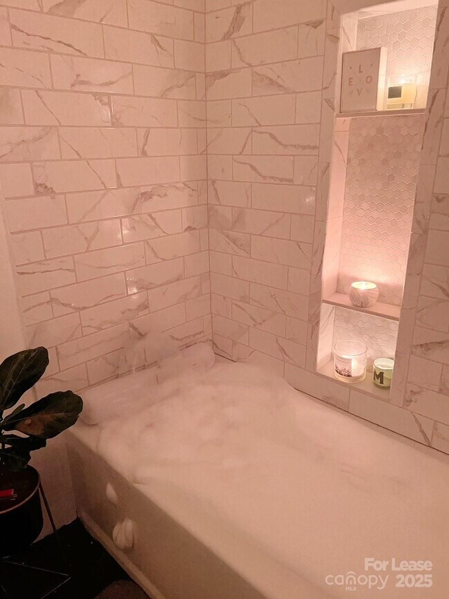 Building Photo - 7471 Lakehaven Dr