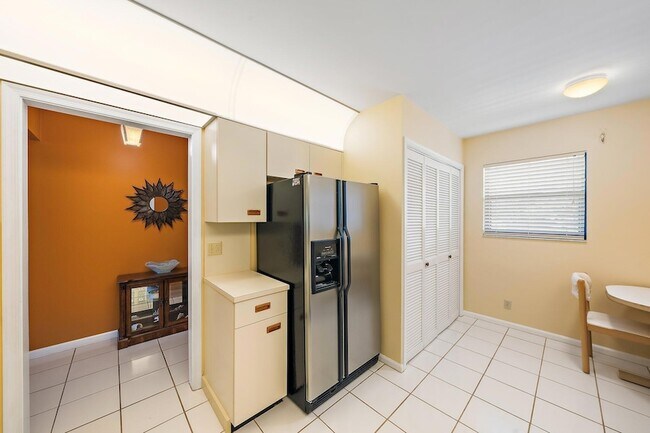 Building Photo - 300 N Hwy A1A