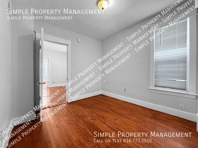 Building Photo - 1008 Baxter St SE