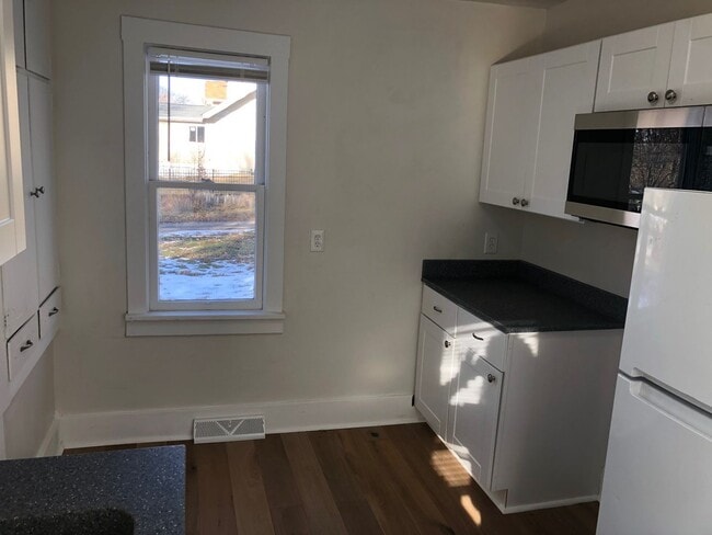 Building Photo - 1BR House- Small- Renovated