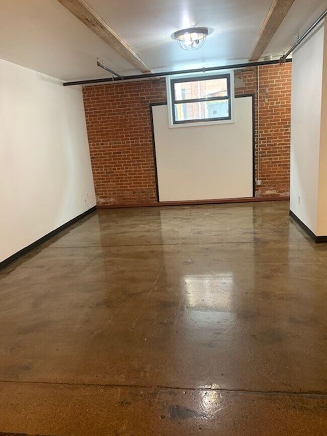 Building Photo - 548 Roosevelt Ave