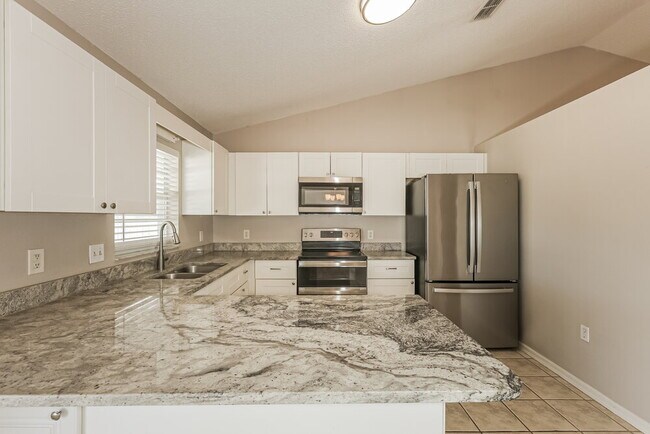 Building Photo - 38926 Carr Dr