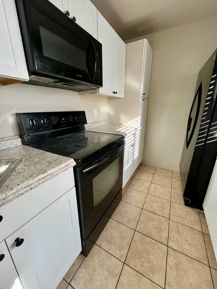 Building Photo - 4370 Loomis Ave