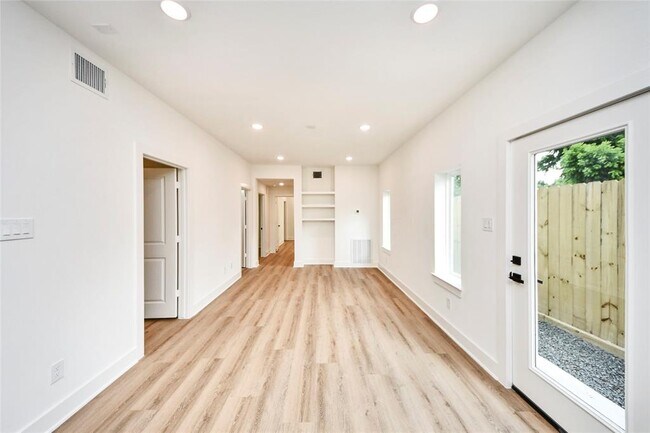 Building Photo - 932 South Ln