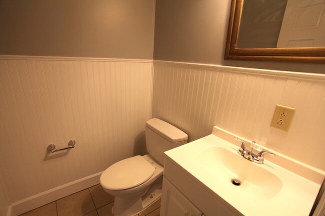 Building Photo - Remodeled 5bed/3.5 Bath House!