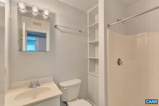 Building Photo - 1221 Villa Ln