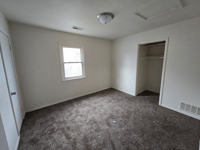 Building Photo - 3 bed 1 bath house