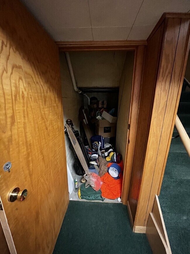 Building Photo - 1 bedroom near UWEC Available June 1st!