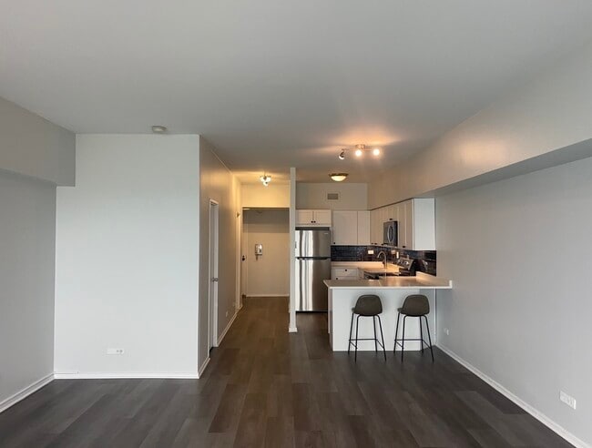 Building Photo - 175 E Delaware Pl