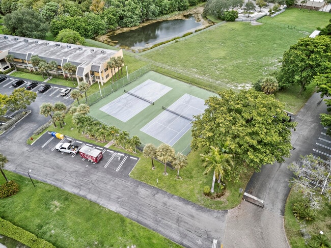 Building Photo - 913 Meadows Cir