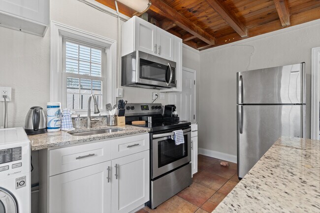 Equipped Kitchen with Kettle & Coffee Machine with Pods - 2702 Perrin Dr