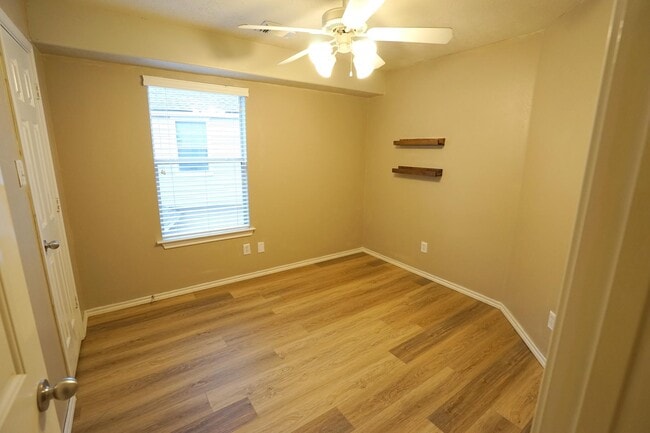 Building Photo - 126 E Stedhill Loop