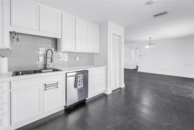 Building Photo - 3216 Pine Haven Dr