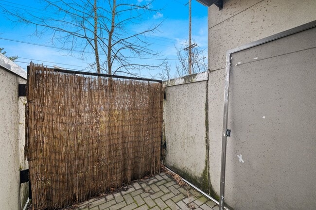 Building Photo - 2 BR 2 BA Townhome in North Tabor- 3 Levels!