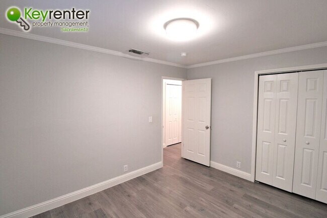 Building Photo - 8312 Camelback Ct