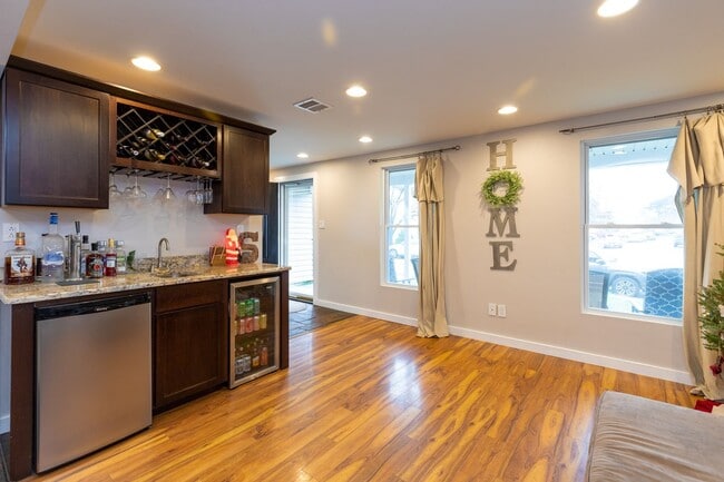 Building Photo - Spacious 4 Bedroom 3 Bath Home
