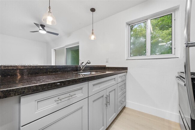 Building Photo - 12101 NE 6th Ave