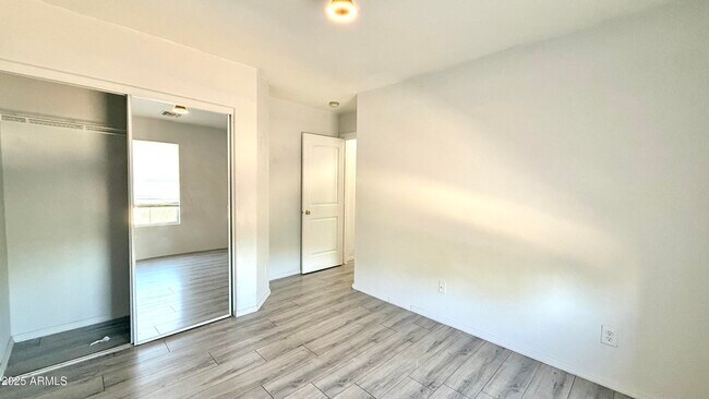 Building Photo - 1103 E Grove St