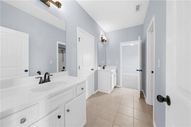 Building Photo - 5435 Mirror Lake Dr