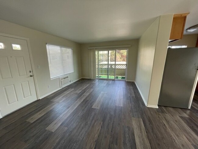 Building Photo - Remodeled 2 bed, 1-1/2 bath Gated Condo in...