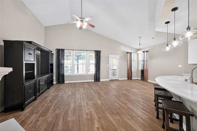 Building Photo - 15512 Interlachen Dr